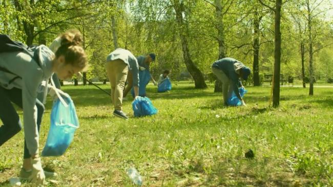 Scholieren ruimen zwerfafval op