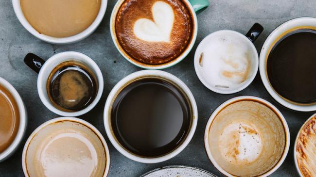 Verschillende koffievarianten in kopjes