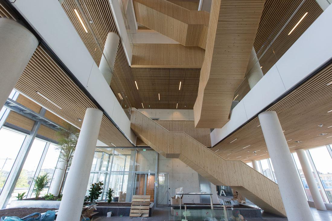 Trappen in het stadskantoor gemeente Venlo