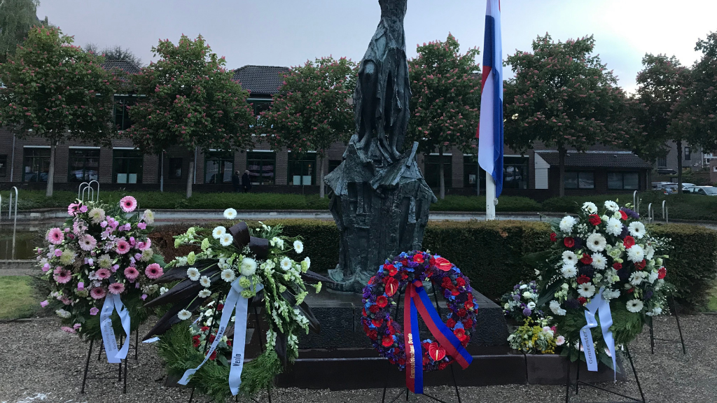 Bloemkransen bij monument