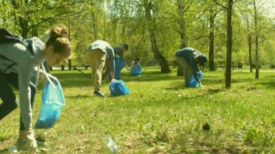 Scholieren ruimen zwerfafval op