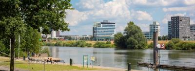 Maas met Stadskantoor op de achtergrond
