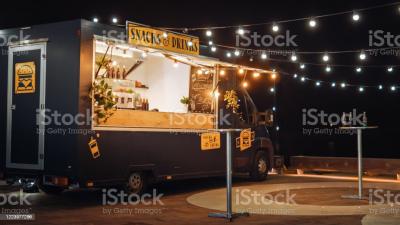 Foodtruck met feestelijke verlichting